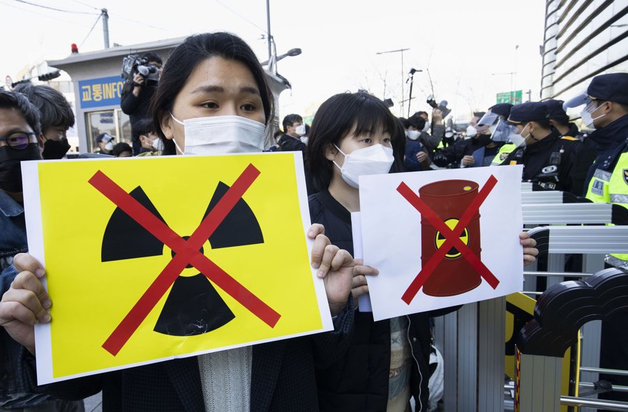 Người biểu tình phản đối quyết định xả nước thải Fukushima của Nhật Bản, gần đại sứ quán Nhật ở Seoul, Hàn Quốc, năm 2021. Ảnh: Reuters