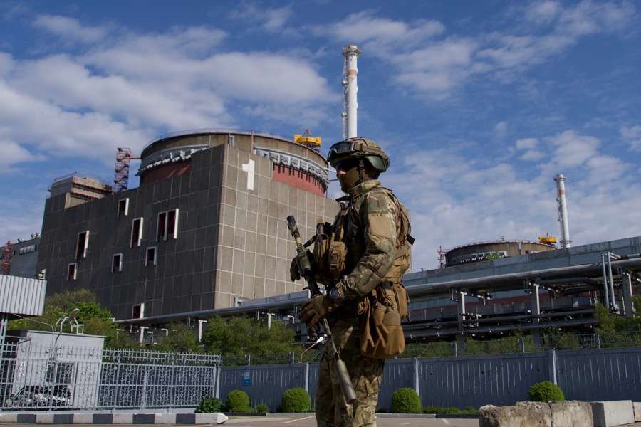 Một quân nhân Nga tuần tra tại nhà máy điện hạt nhân Zaporizhzhia ở Ukraine, tháng 5/2022. Ảnh: AFP