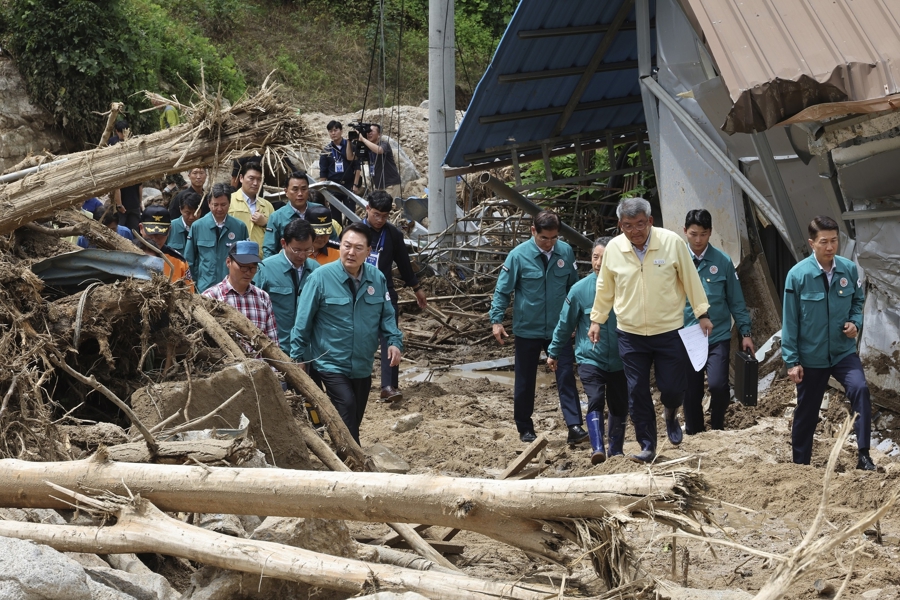 Tổng thống Hàn Quốc Yoon Suk-yeol (thứ ba từ trái sang) kiểm tra thiệt hại lũ lụt ở Yecheon. Ảnh: AP
