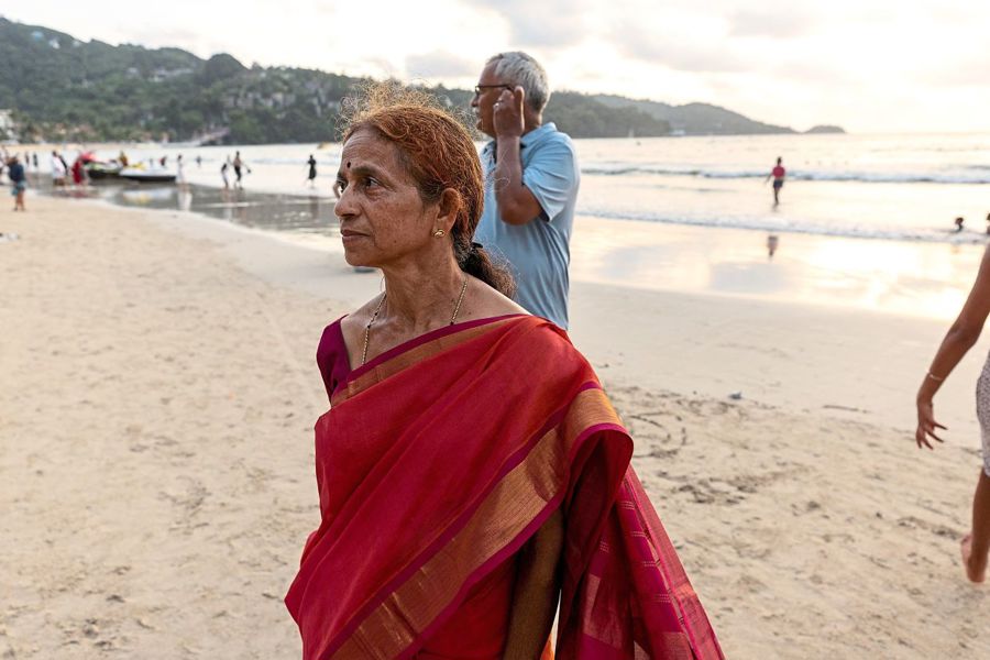 Du khách Ấn Độ tại bãi biển Patong ở đảo Phuket, Thái Lan. Ảnh: Reuters