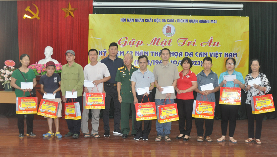 Hội Doanh nghiệp nhỏ và vừa quận Hoàng Mai trao tặng 25 triệu đồng đồng cho các nạn nhân chất độc da cam/dioxinđang gặp nhiều khó khăn.Ảnh: HM
