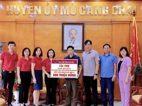 Bàn ghế, thiết bị đồ dùng học tập bị ngập bùn đất và hư hỏng nặng.