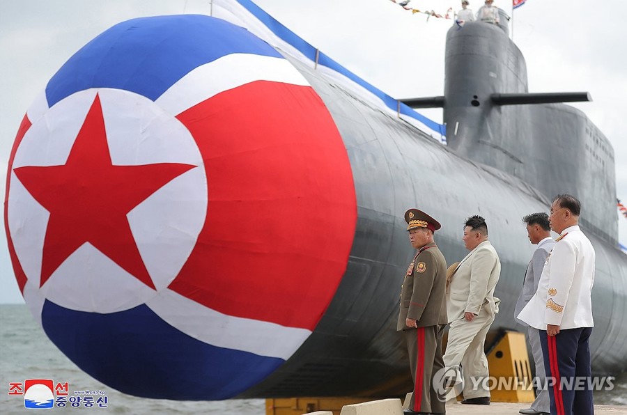 Nhà lãnh đạo Triều Tiên Kim Jong-un (thứ 2 từ trái) tham dự buổi lễ hạ thủy một "tàu ngầm tấn công hạt nhân chiến thuật" mới, ngày 6/9/2023. Ảnh: KCNA/Yonhap