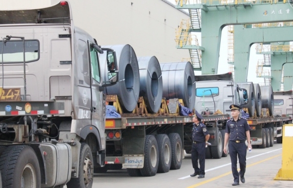  Công chức Chi cục Hải quan Vũng Áng giám sát, kiểm tra mặt hàng thép XK tại cảng nước sâu Sơn Dương.  