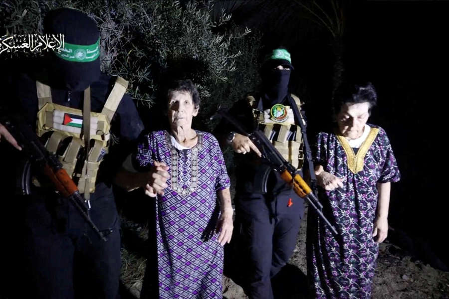 Hai bà Yocheved Lifshitz và Nurit Cooper đã được các chiến binh Hamas thả tự do hôm 23/10. Ảnh: Reuters