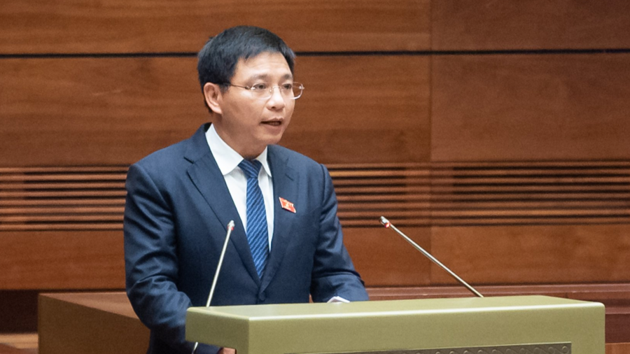 Bộ trưởng Bộ Giao thông-Vận tải Nguyễn Văn Thắng trình bày Tờ trình tại Kỳ họp (Ảnh: Quochoi.vn)