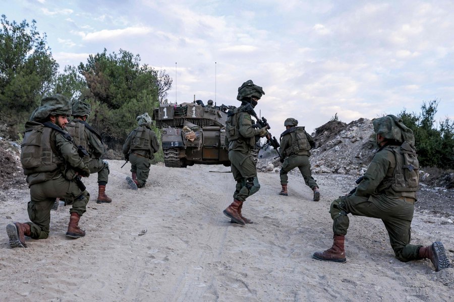 Binh sĩ của  Israel chờ đợi tại một vị trí ở phía Bắc nước này. Ảnh: AFP