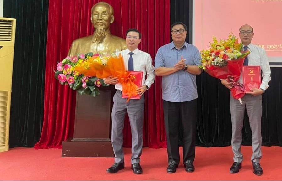 Bí thư Quận ủy Nguyễn Quang Hiếu trao quyết định cho đồng chí Phạm Hải Bình (bên phải) và  đồng chí Nguyễn Anh Tuấn (bên trái).