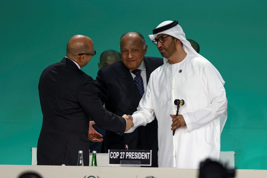 Chủ tịch COP28 Sultan al-Jaber (ngoài cùng bên phải) trong phiên khai mạc Hội nghị về Biến đổi Khí hậu của Liên Hợp quốc tại Dubai, UAE, ngày 30/11/2023. Ảnh: Reuters