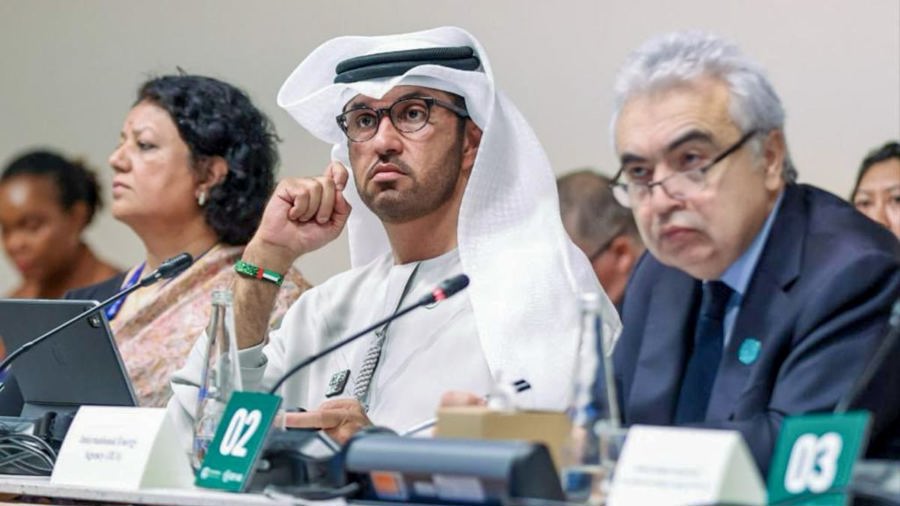 Chủ tịch COP28 Sultan Al Jaber (giữa) tại một phiên thảo luận ngày 11/12/2023. Ảnh: AFP
