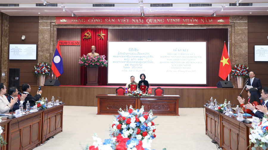 Quang cảnh ký kết thỏa thuận hợp tác giai đoạn 2023-2025 giữa HĐND TP Hà Nội và HĐND Thủ đô Vientiane (Lào).