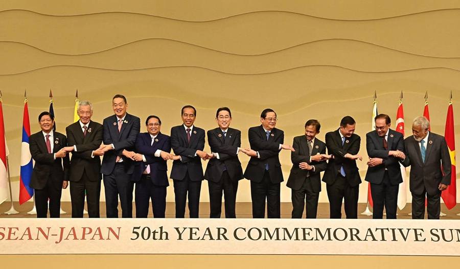 Các nhà lãnh đạo chụp ảnh lưu niệm tại Hội nghị thượng đỉnh đặc biệt ASEAN - Nhật Bản, ở thủ đô Tokyo, ngày 17/12/2023. Ảnh: Reuters
