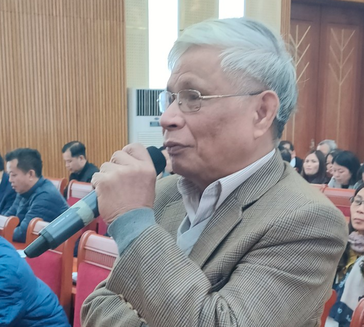 Ông Lê Thư (phường Thịnh Liệt)  phát biểu tại buổi tiếp xúc cử tri quận Hoàng Mai.