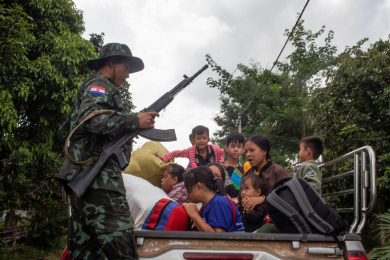 Một thành viên của Lực lượng Phòng vệ Dân tộc KNDF Karenni nổi dậy giải cứu dân thường bị mắc kẹt giữa các cuộc không kích trong cuộc giao tranh ở bang Kayah, Myanmar, vào ngày 14/11/2023. Ảnh: Reuters