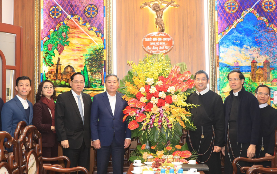 Phó Chủ tịch Thường trực UBND TP Lê Hồng Sơn chúc mừng Giáo xứ Thái Hà.