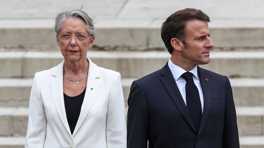 Tổng thống Pháp Emmanuel Macron và Thủ tướng Elisabeth Borne. Ảnh: AP