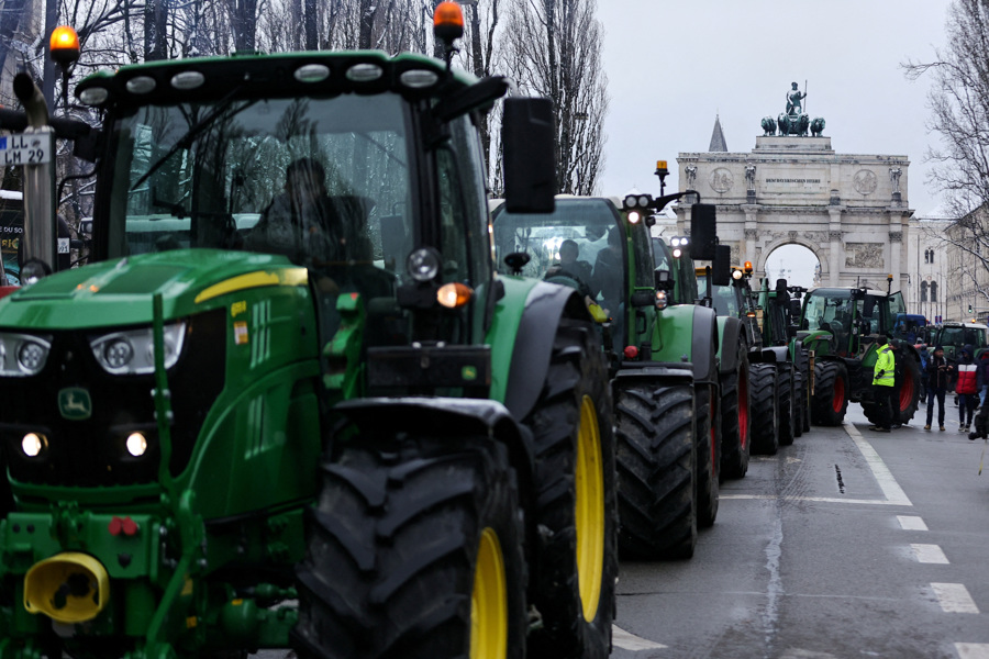 Nông dân Đức lái máy kéo chặn đường trước Cổng Chiến thắng ở Munich, trong cuộc biểu tình phản đối chính sách nông nghiệp mới của Chính phủ. Ảnh: Reuters