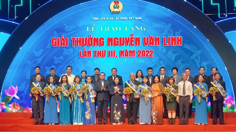 Trao Giải thưởng Nguyễn Văn Linh lần thứ 3 cho các cá nhân xuất sắc. 