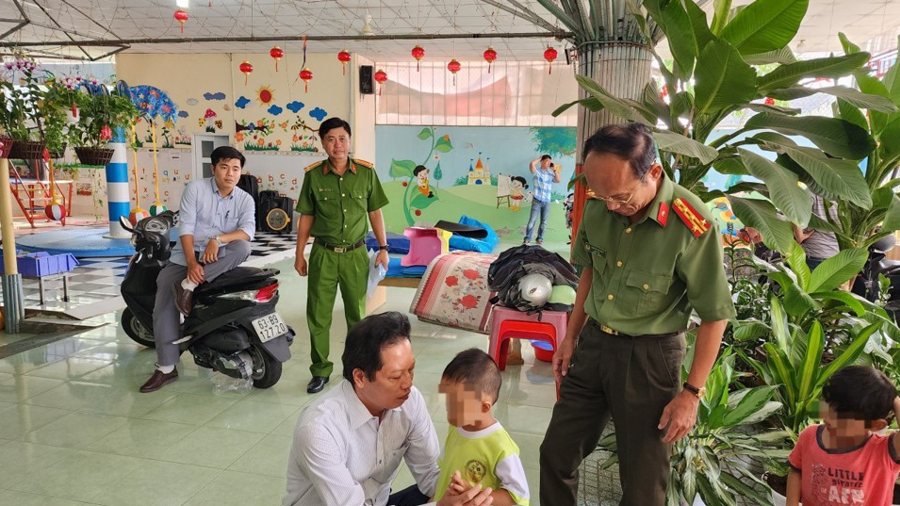 Lãnh đạo tỉnh Tiền Giang thăm hỏi cháu bé tại trường mầm non