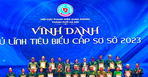Hội Cựu thanh niên xung phong thành phố Hà Nội tôn vinh 70 cán bộ Hội tiêu biểu.