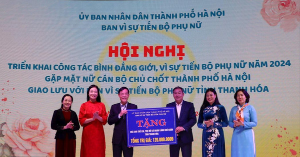 Ban Vì sự tiến bộ phụ nữ Thành phố Hà Nội trao biểu trưng quà tặng tới Ban Vì sự tiến bộ phụ nữ tỉnh Thanh Hóa.