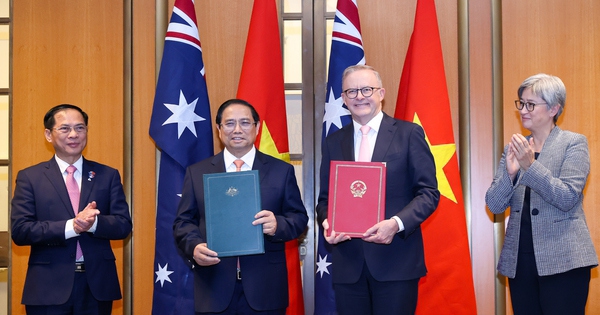 Thủ tướng Phạm Minh Chính và Thủ tướng Australia Anthony Albanese trao đổi tuyên bố về việc nâng cấp quan hệ hai nước lên Đối tác Chiến lược toàn diện - Ảnh: VGP/Nhật Bắc