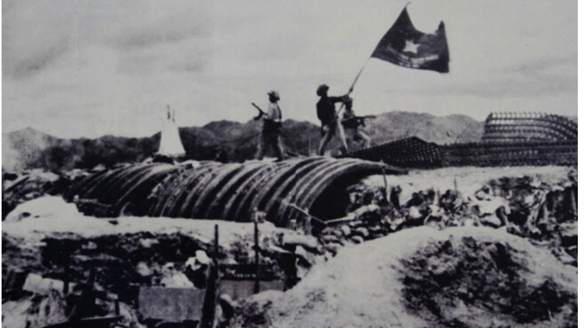 17 giờ 30 phút ngày 7/5/1954, lá cờ “Quyết chiến - Quyết thắng” của Quân đội nhân dân Việt Nam tung bay trên nóc hầm của tướng De Castries. Ảnh tư liệu