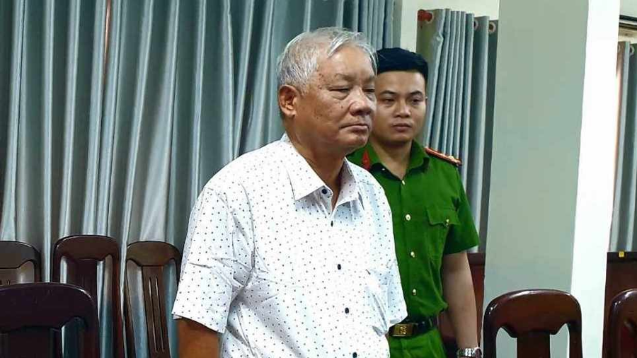 Ông Phạm Đình Cự (áo trắng) nghe cơ quan CSĐT Công an tỉnh Phú Yên đọc lệnh khởi tố.