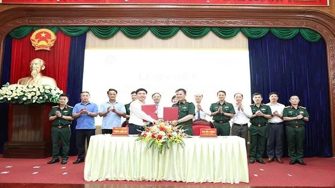 Chủ tịch UBND tỉnh Hà Nam và Chủ tịch Tập đoàn Viettel ký kết thỏa thuận hợp tác.