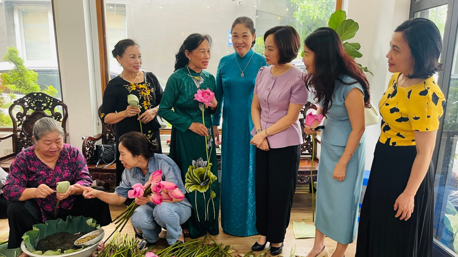 Các đại biểu tham quan, học hỏi cách làm trà sen của nghệ nhân trà sen Hiền Xiêm Lưu Thị Hiền ở phường Quảng An, quận Tây Hồ 