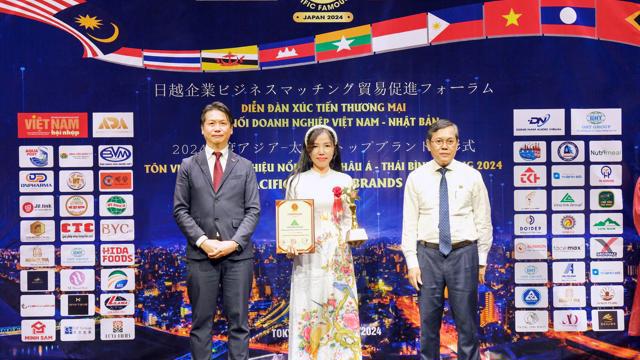 Đại diện Vinalink Group nhận giải thưởng “Top 10 Thương hiệu Nổi tiếng Châu Á - Thái Bình Dương 2024”.Đây là một trong những giải thưởng uy tín hàng đầu khu vực, được tổ chức thường niên nhằm tôn vinh các thương hiệu, sản phẩm, dịch vụ, doanh nhân có uy tín và hoạt động nổi bật tại Châu Á - Thái Bình Dương.