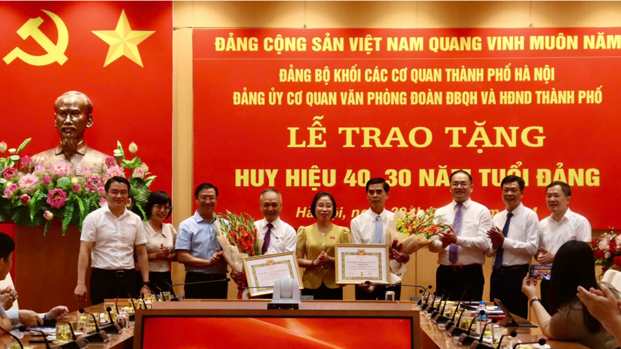 Các đại biểu chúc mừng đảng viên lão thành