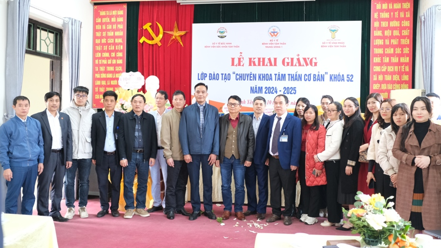 Khai giảng lớp đào tạo “Chuyên khoa tâm thần cơ bản” khóa 52, năm 2024 - 2025 tại Bệnh viện Tâm thần Vĩnh Phúc. Ảnh: Sỹ Hào