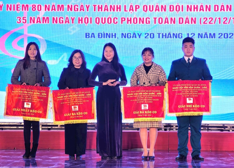 Lãnh đạo UBND quận Ba Đình trao giải thi đấu thể thao cho các đơn vị.