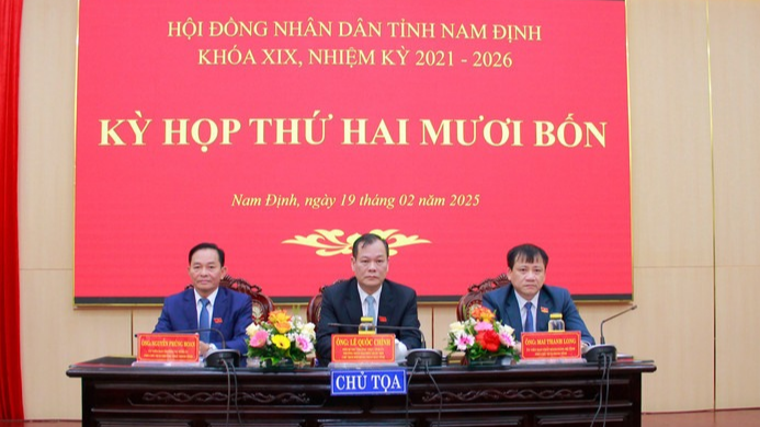 Đoàn chủ tọa kỳ họp. Ảnh: Khánh Duy