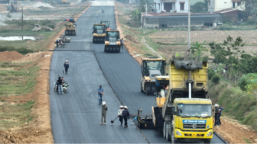 Hoàn thành kịp thời các dự án đầu tư công sẽ góp phần phát triển hạ tầng đô thị, kinh tế của đất nước. Ảnh: Phạm Hùng