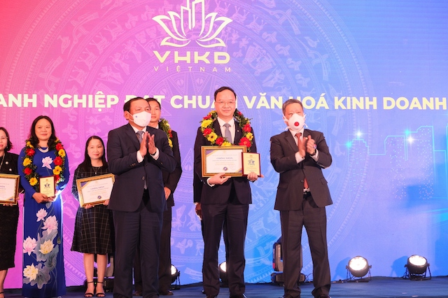 Vietcombank trong danh sách 10 doanh nghiệp đầu tiên đạt chuẩn văn hóa kinh doanh Việt Nam được vinh danh - Ảnh 1