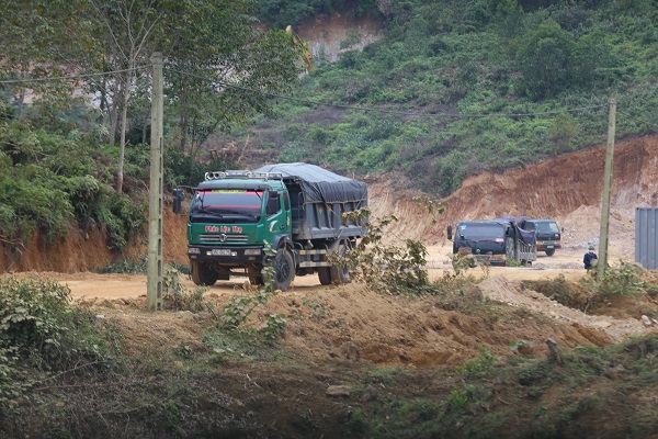 Huyện Can Lộc, Hà Tĩnh: Bị “tuýt còi”, mỏ đất chưa đủ thủ tục vẫn ngang nhiên khai thác - Ảnh 4