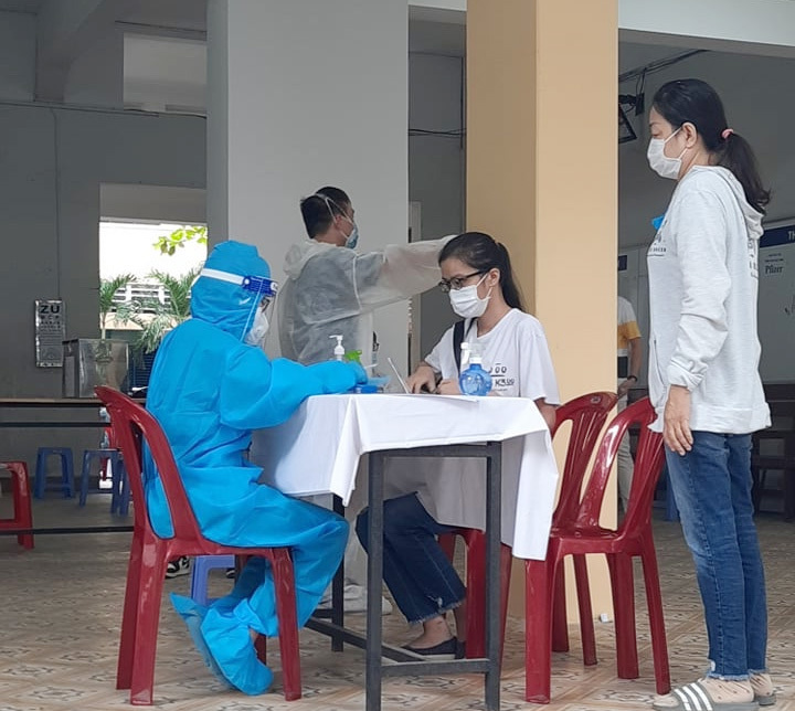 TP Hồ Chí Minh: Gần 80% phụ huynh đồng ý cho học sinh khối lớp 9, 12 đi học trở lại - Ảnh 1