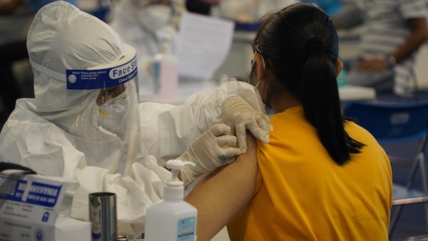 Người dân ngoài tỉnh đến TP Hồ Chí Minh khám bệnh vẫn được tiêm vaccine phòng Covid-19 mũi 3 - Ảnh 1