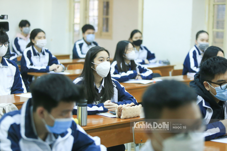 [Ảnh] Hà Nội: Học sinh lớp 12 lo lắng, hồi hộp trong ngày đầu đến trường - Ảnh 15