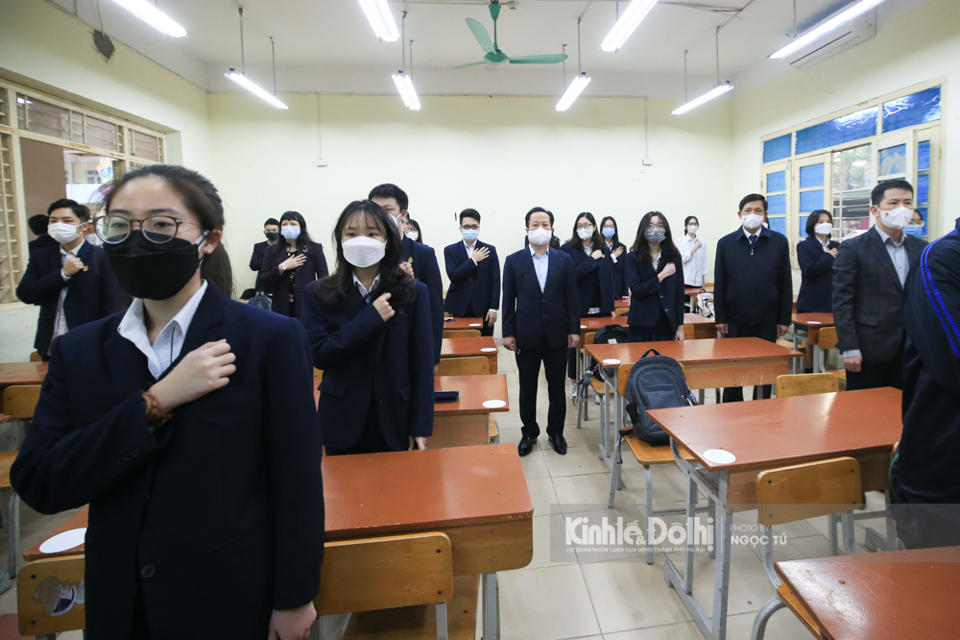 [Ảnh] Hà Nội: Học sinh lớp 12 lo lắng, hồi hộp trong ngày đầu đến trường - Ảnh 10