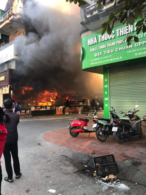 Quảng Ninh: Một tiệm bánh ngọt tại TP Hạ Long bốc cháy dữ dội - Ảnh 1