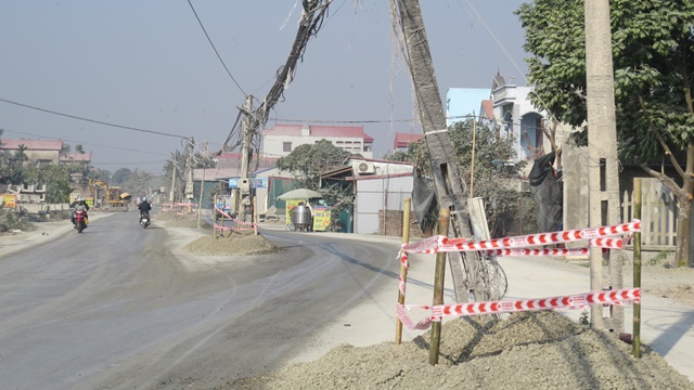 Dự án mở rộng tỉnh lộ 428 đi qua huyện Ứng Hòa: 170 cột điện giữa đường trở thành rào cản - Ảnh 2