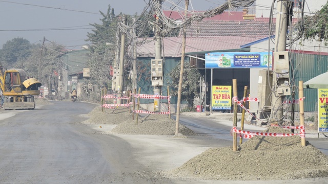 Dự án mở rộng tỉnh lộ 428 đi qua huyện Ứng Hòa: 170 cột điện giữa đường trở thành rào cản - Ảnh 8