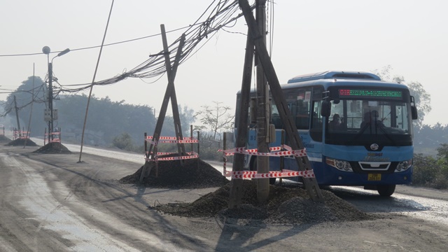 Dự án mở rộng tỉnh lộ 428 đi qua huyện Ứng Hòa: 170 cột điện giữa đường trở thành rào cản - Ảnh 1