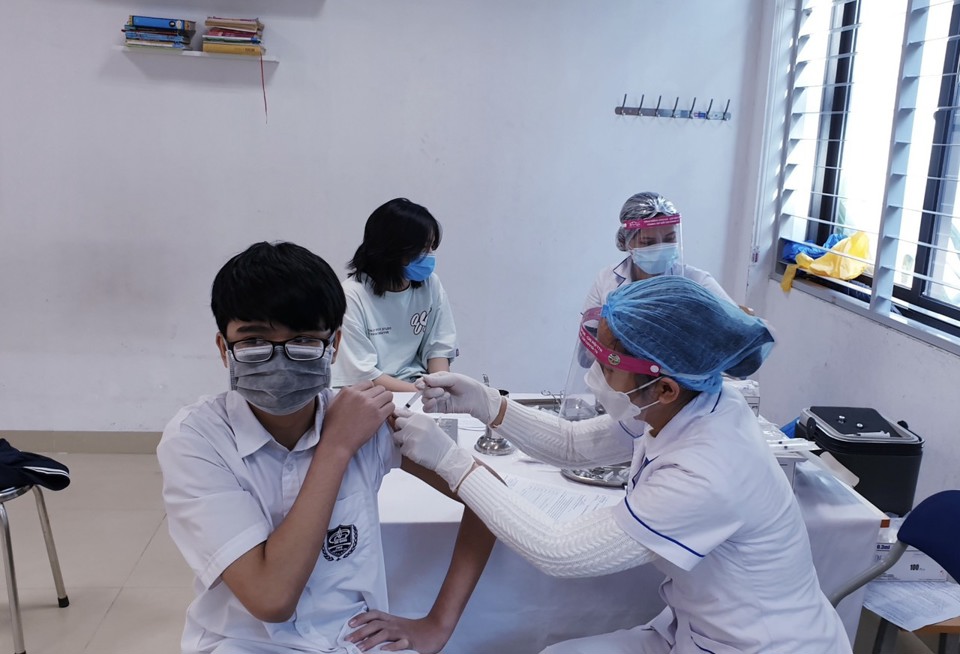 Tiêm vaccine Covid-19 tại quận Thanh Xuân: Học sinh hào hứng, mong sớm trở lại trường - Ảnh 3