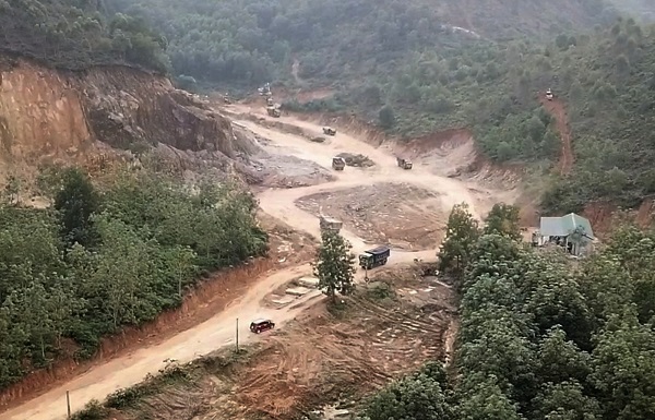 Huyện Can Lộc, Hà Tĩnh: Bị “tuýt còi”, mỏ đất chưa đủ thủ tục vẫn ngang nhiên khai thác - Ảnh 2