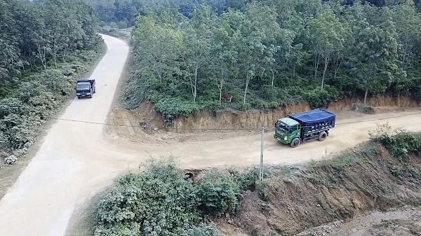 Huyện Can Lộc, Hà Tĩnh: Bị “tuýt còi”, mỏ đất chưa đủ thủ tục vẫn ngang nhiên khai thác - Ảnh 3