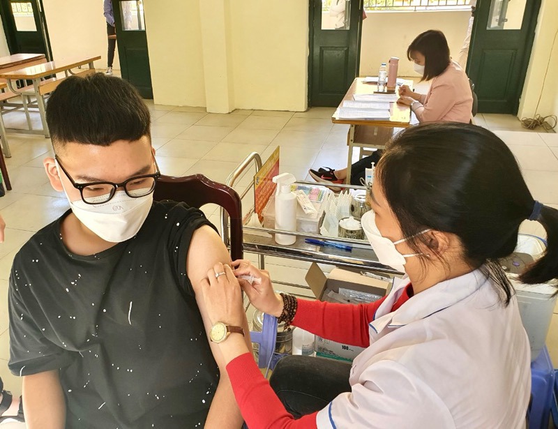 Quận Ba Đình tiếp tục tiêm vaccine có hạn dùng đến tháng 6/2022 cho học sinh lớp 7,8 - Ảnh 1